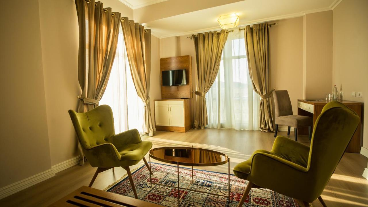 Royal Hill Hotel Vorë Exteriör bild