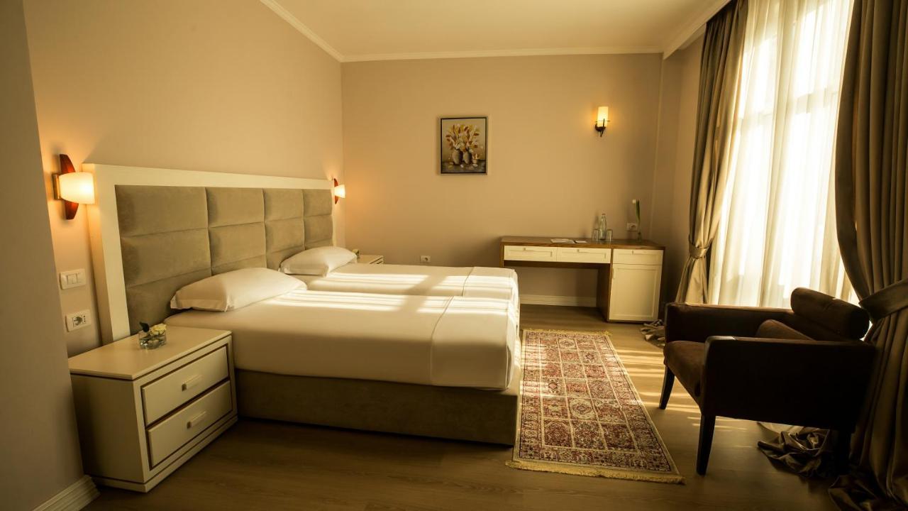 Royal Hill Hotel Vorë Exteriör bild