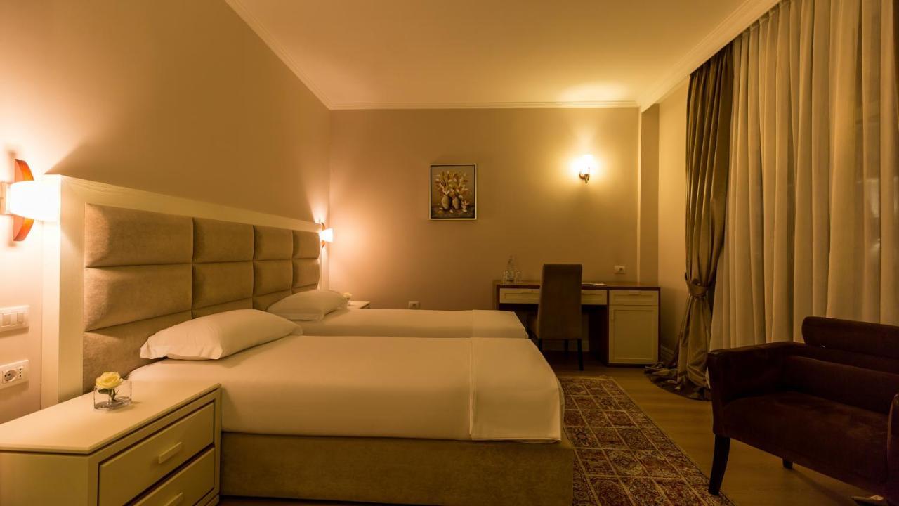 Royal Hill Hotel Vorë Exteriör bild