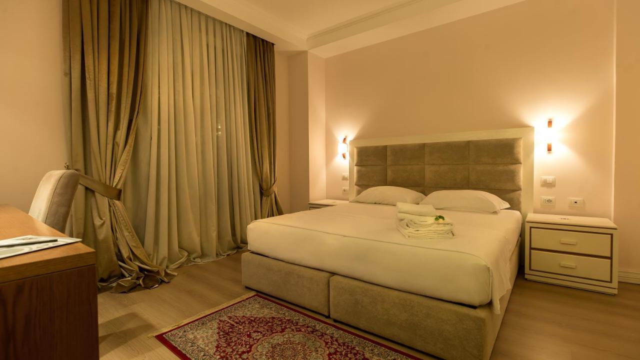 Royal Hill Hotel Vorë Exteriör bild
